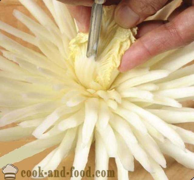 Schnitzen für Anfänger Gemüse: Chrysanthemeblume von Chinakohl, Fotos