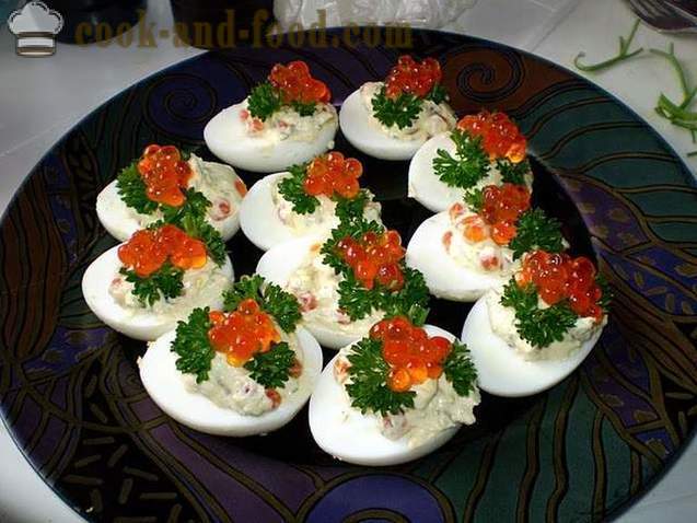 Gefüllte Eier mit Käse und Knoblauch - kalte Speisen, das Rezept mit einem Foto