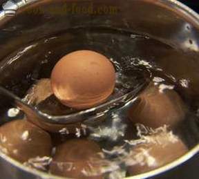 Wie ein gekochtes Ei kochen, das heißt Flüssigkeit 