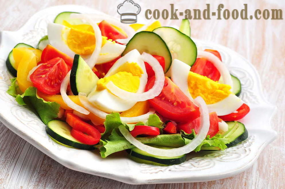 Servieren am Tisch Salat aus Tomaten, Gurken und Eiern - Video Rezept zu Hause
